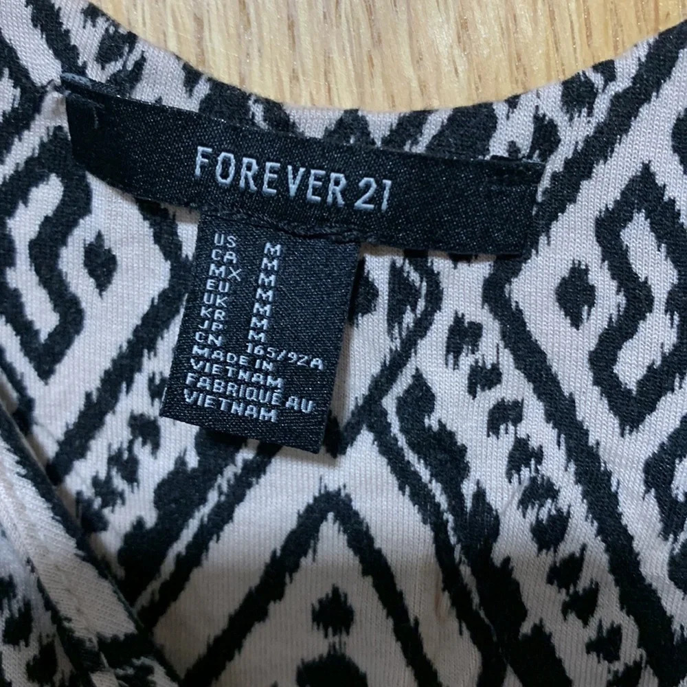 Forever 21 Geometric Pattern Top - Picture 2 of 4